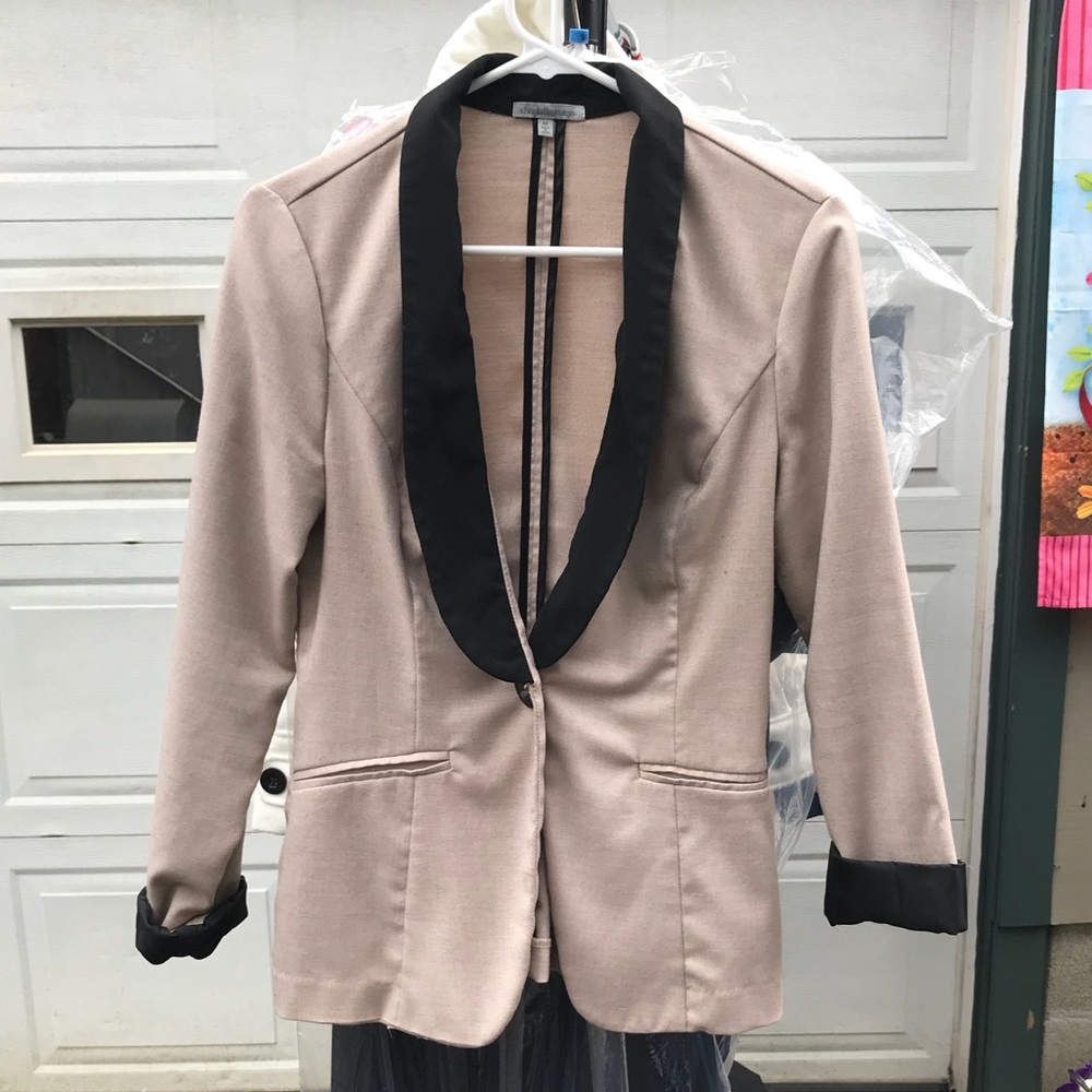 Tan and black blazer.🛍